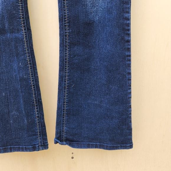 NWOT Wallflower Dark Wash Boot Cut Stretch Distressed Jeans - Size 7 - Picture 5 of 12